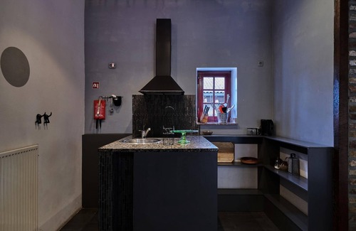 Mesch Apartment | Modern Comfort in a Central Spot