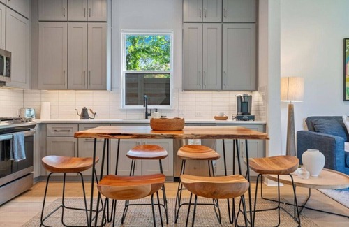 Austin Apartment | Modern Comfort Near It All | 2BR/2.5BA | Sleeps 6