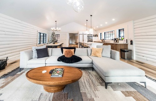 Warwick House | Modern Comfort Timeless Charm - Log Cabin Retreat