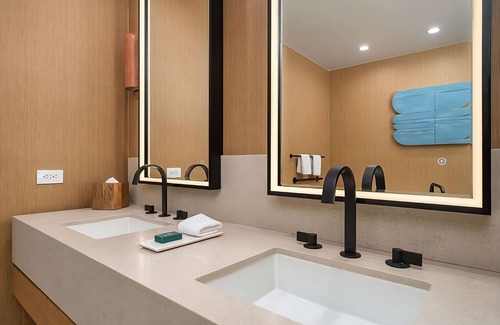 Gaslamp Quarter Hotel | Modern Comfort with Great Amenities! Swimming Pool, Parking, Pets are Allowed!