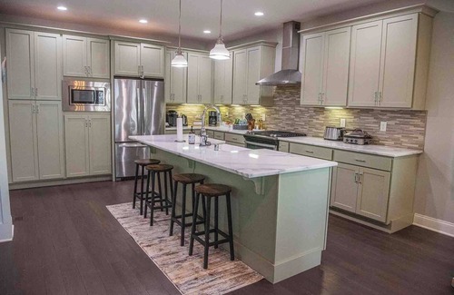 Montclair House | Modern comfort within walking distance from UKY, Kroger Field, & Chevy Chase.