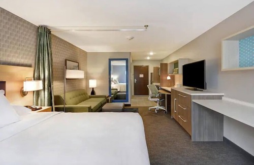 Alpine Center Hotel | Modern Comforts: 3 Units w/Kitchenette, Breakfast, Parking, Pets Allowed!