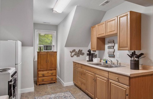 North Chesterfield House | Modern Comforts, Classic Charm: Neighborhood Gem