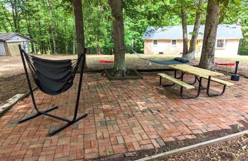 North Chesterfield House | Modern Comforts, Classic Charm: Neighborhood Gem