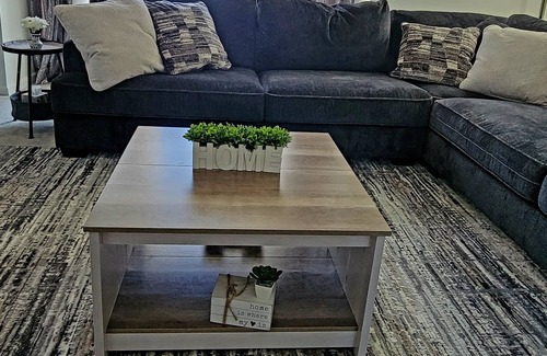 Landen House | Modern, Comfy & Spacious - Family & Work friendly!