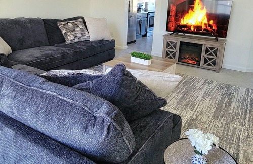 Landen House | Modern, Comfy & Spacious - Family & Work friendly!