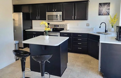 Landen House | Modern, Comfy & Spacious - Family & Work friendly!