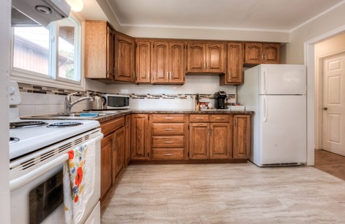 Rosemount House | MODERN COMFY SUITE 2 BDRM-COTTON SHEETS, KITCHEN LIVING/DINING ROOM FIRE PLACE