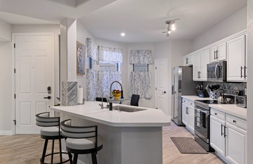 Kierland Condo | Modern Condo In The Heart Of Scottsdale | Pool