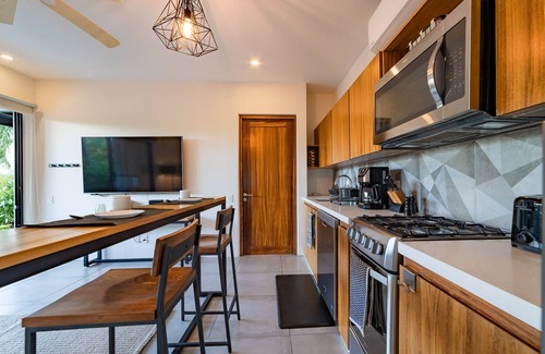 R Condo | Modern condo in cetral location