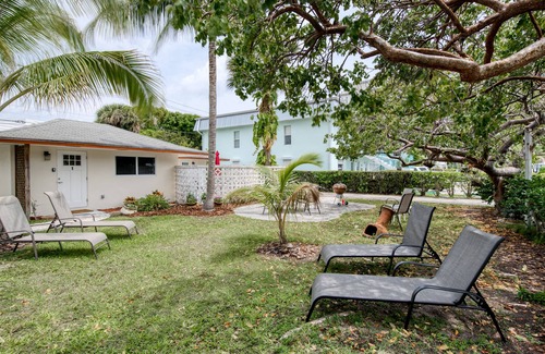 Singer Island Apartment | Modern condo near towering palms with beach decor, grill, & yard - walk to beach
