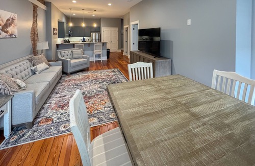 Waynesville Condo | Modern Condo's over Main Street with full kitchen, Wifi and Central AC