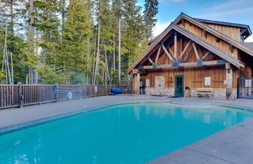 Government Camp Condo | Modern condo w/shared pool/hot tub - steps to town, near skiing
