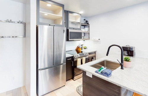 Warm Springs Condo | Modern condo with high-speed WiFi, wood-burning fireplace, & private W/D