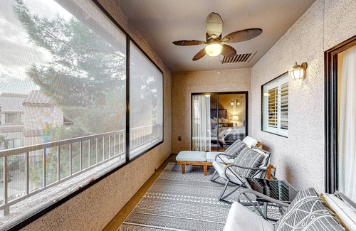 North Scottsdale Condo | Modern Condo with Shared Pool/Hot Tub, High-Speed WiFi, Central AC, Private W/D
