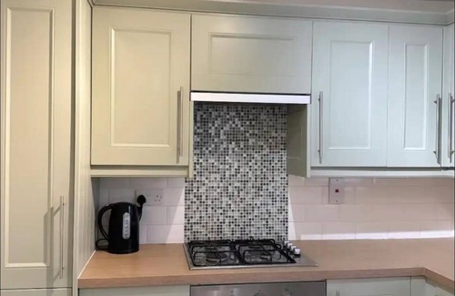 Cheshunt House | Modern, cosy 4-bedroom Townhouse | Near train, shops & London Access.