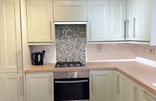 Cheshunt House | Modern, cosy 4-bedroom Townhouse | Near train, shops & London Access.