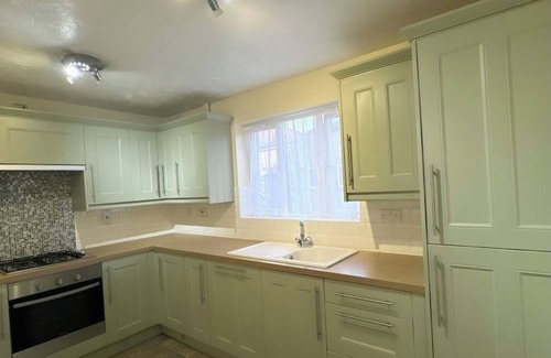 Cheshunt House | Modern, cosy 4-bedroom Townhouse | Near train, shops & London Access.