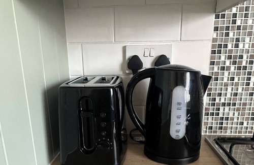 Cheshunt House | Modern, cosy 4-bedroom Townhouse | Near train, shops & London Access.