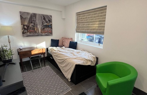 Runnymede Apartment | Modern & Cosy Flat in Egham – Close to Royal Holloway Uni, Windsor & London