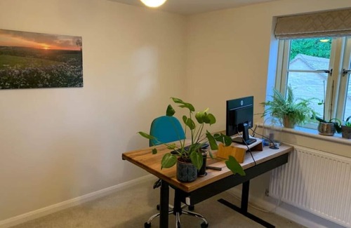 Stow-on-the-Wold House | Modern cottage with a sunny patio and home office.