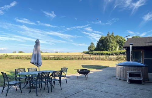 Bury St Edmunds House | Modern cottage, hot tub and pet friendly with large enclosed private garden