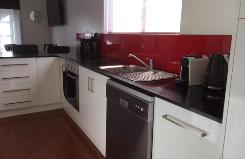 Mil-lel House | Modern Cottage in peaceful setting, dog door to large fenced yard, farm walks.