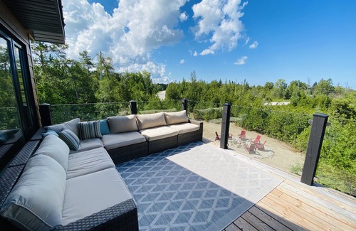 South Bruce Peninsula House | Modern cottage in the Bruce Peninsula with amazing sunset views.