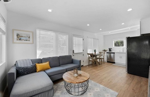 Thousand Oaks House | Modern Cottage, Jacuzzi, Bistro Patio, Walk to Everything!