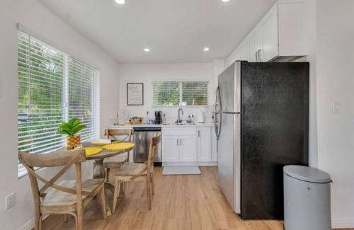Thousand Oaks House | Modern Cottage, Jacuzzi, Bistro Patio, Walk to Everything!