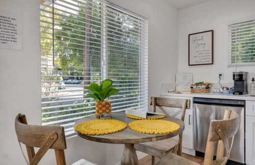 Thousand Oaks House | Modern Cottage, Jacuzzi, Bistro Patio, Walk to Everything!