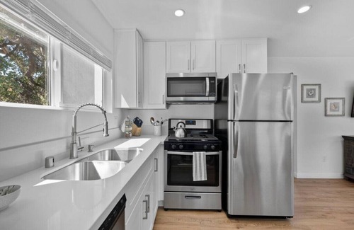 Thousand Oaks House | Modern Cottage, Jacuzzi, Bistro Patio, Walk to Everything!