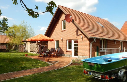Neu Poserin House | Modern Cottage near Lake in Neu Poserin