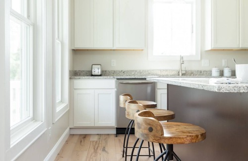 Warm Springs House | Modern cottage with Mountain Views, WiFi and access to the Old Dairy Complex