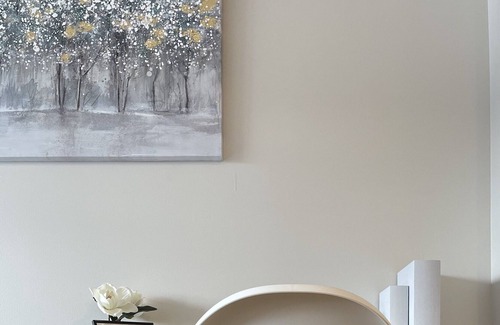 Southcenter Apartment | Modern Cozy 1Bdrm High-Rise Near Airport/Dine/Shop/Remote