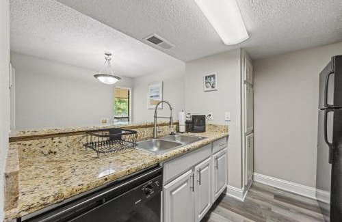 Addison Apartment | Modern & Cozy 1BR with a Pool plus Walk to Bars & Bites