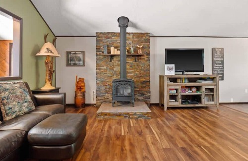 Leadville Cabin | Modern Cozy 2BR Cabin Oasis - Fireplace, Firepit