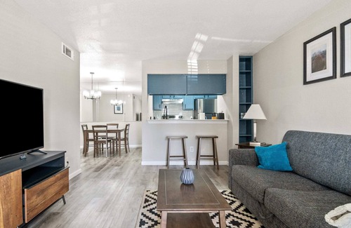 Montrose Apartment | Modern & Cozy 2BR Flat | Workspace | 8 Min to Downtown