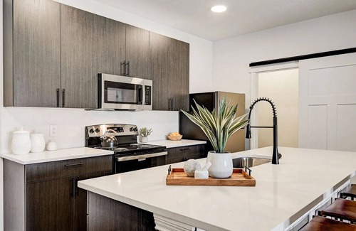 Whitestown Apartment | Modern Cozy 3-bdr 2-bth peaceful Living Escape
