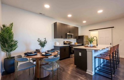 Whitestown Apartment | Modern Cozy 3-bdr 2-bth peaceful Living Escape