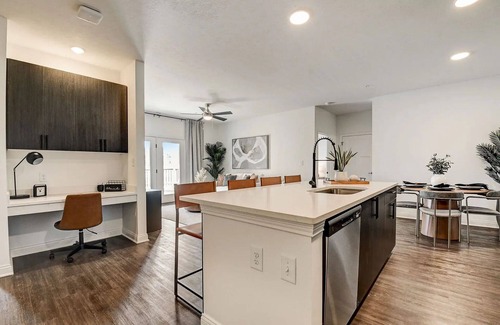 Whitestown Apartment | Modern Cozy 3-bdr 2-bth peaceful Living Escape