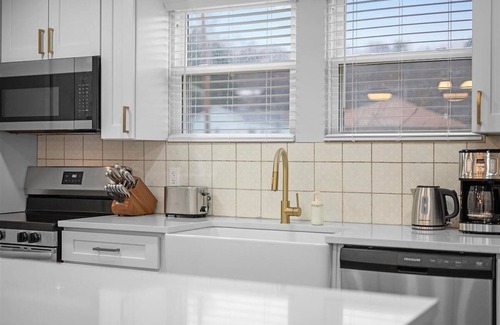 Bakerstown House | Modern & Cozy 3 Bdr Home in Gibsonia/Pittsburgh