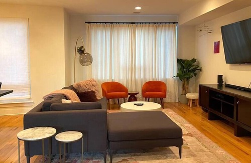 East Falls House | ‘Modern & Cozy Getaway Center City Skyline Views