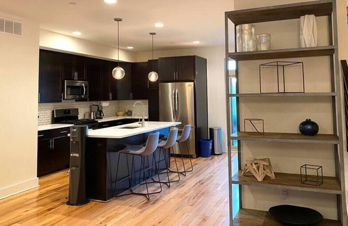 East Falls House | ‘Modern & Cozy Getaway Center City Skyline Views