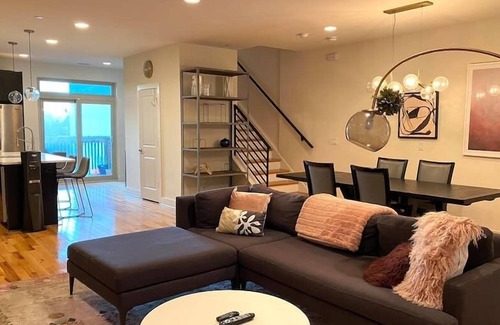 East Falls House | ‘Modern & Cozy Getaway Center City Skyline Views