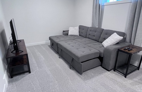 Cochrane House | Modern & Cozy guest suite