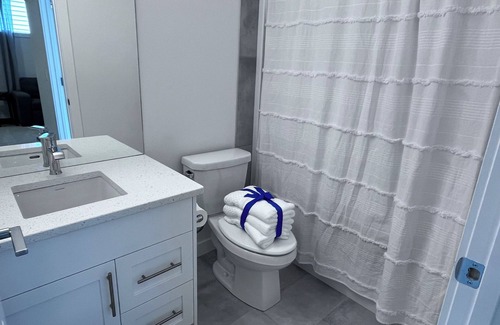 Cochrane House | Modern & Cozy guest suite