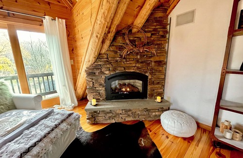 Town of Copake House | Modern, cozy log cabin in Copake with AC and WiFi