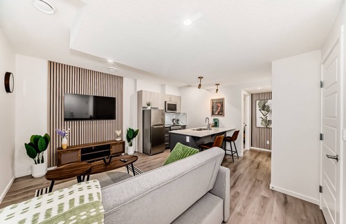 Northwest Calgary Apartment | Modern Cozy Suite - 15 mins from Calgary Airport