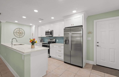 Siesta Key Condo | Modern Crystal Sands Villa: Private Beach, 2 Heated Pools, Steps to Crescent Beach & Siesta Key Fun
